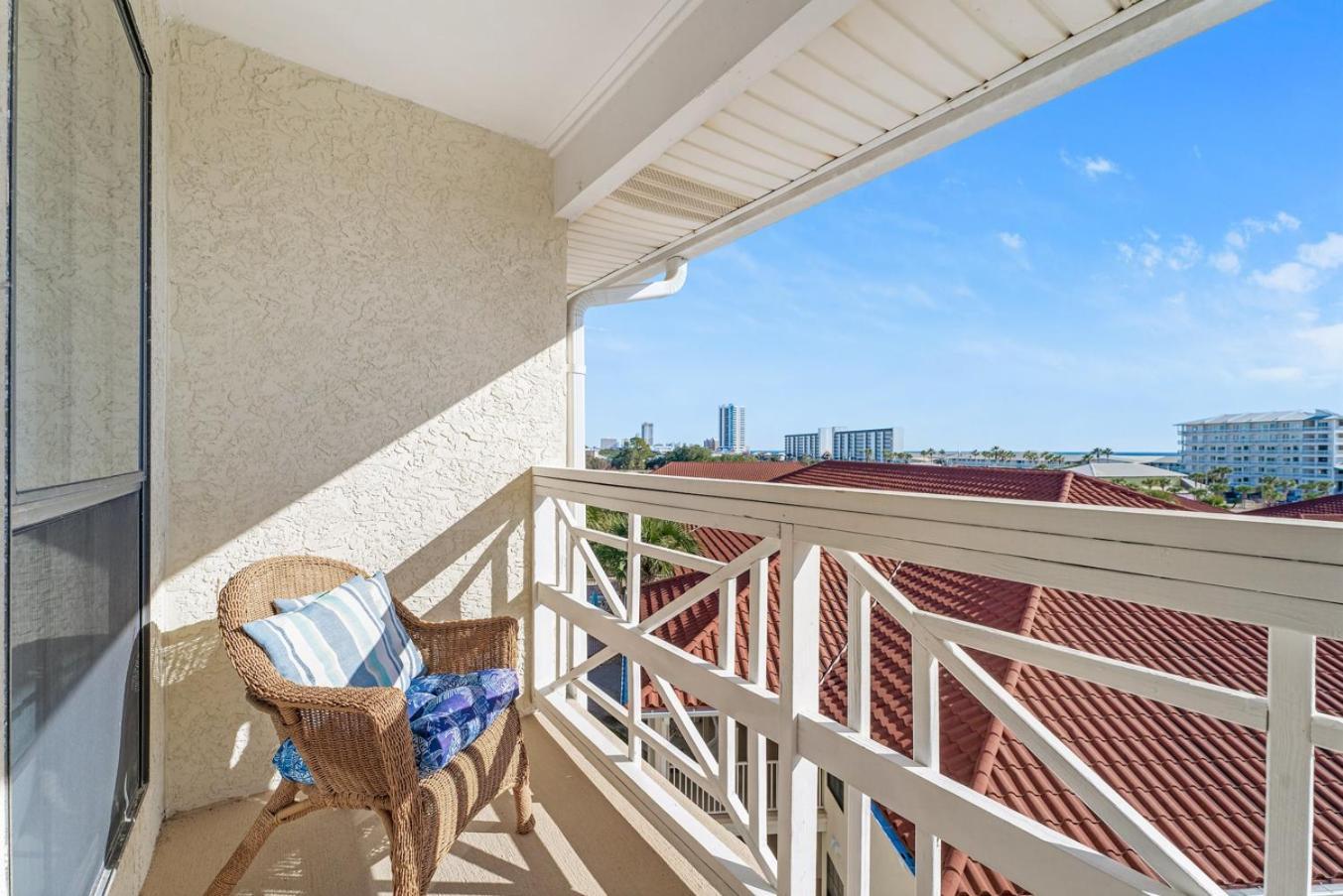 Apartment Balconies With A View At Hs 54 - 302